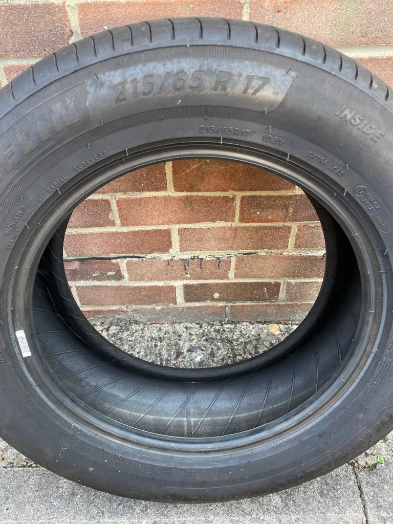 215/65R17 Michelin Primacy 4 in good condition like new lots of tread on the tyre 