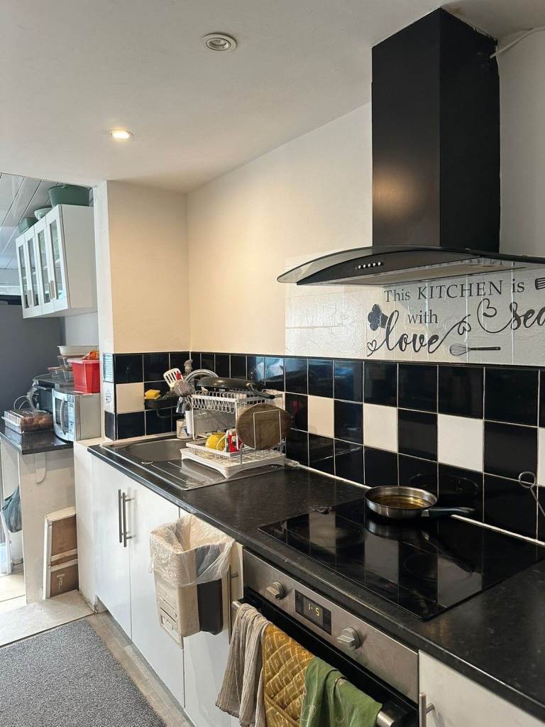 AVAILABLE STAIGHTAWAY!! ..ENSUITE DOUBLE ROOM IN A HOUSE IN CHINGFORD , E4 8PJ FOR £898pcm