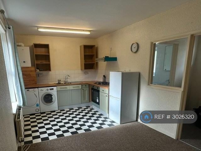 1 bedroom flat in Commercial Road, Shepton Mallet, BA4 (1 bed) (#3026320)