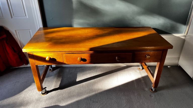 Wooden Desk with Drawers on Wheels – Good Condition
