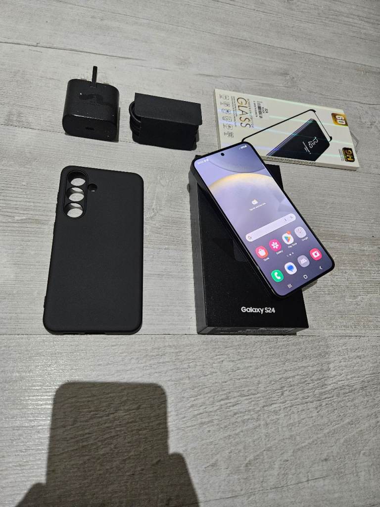 Samsung S24 5G Bundle 128GB Unlocked Black Dual Sim Warranty Scratches 