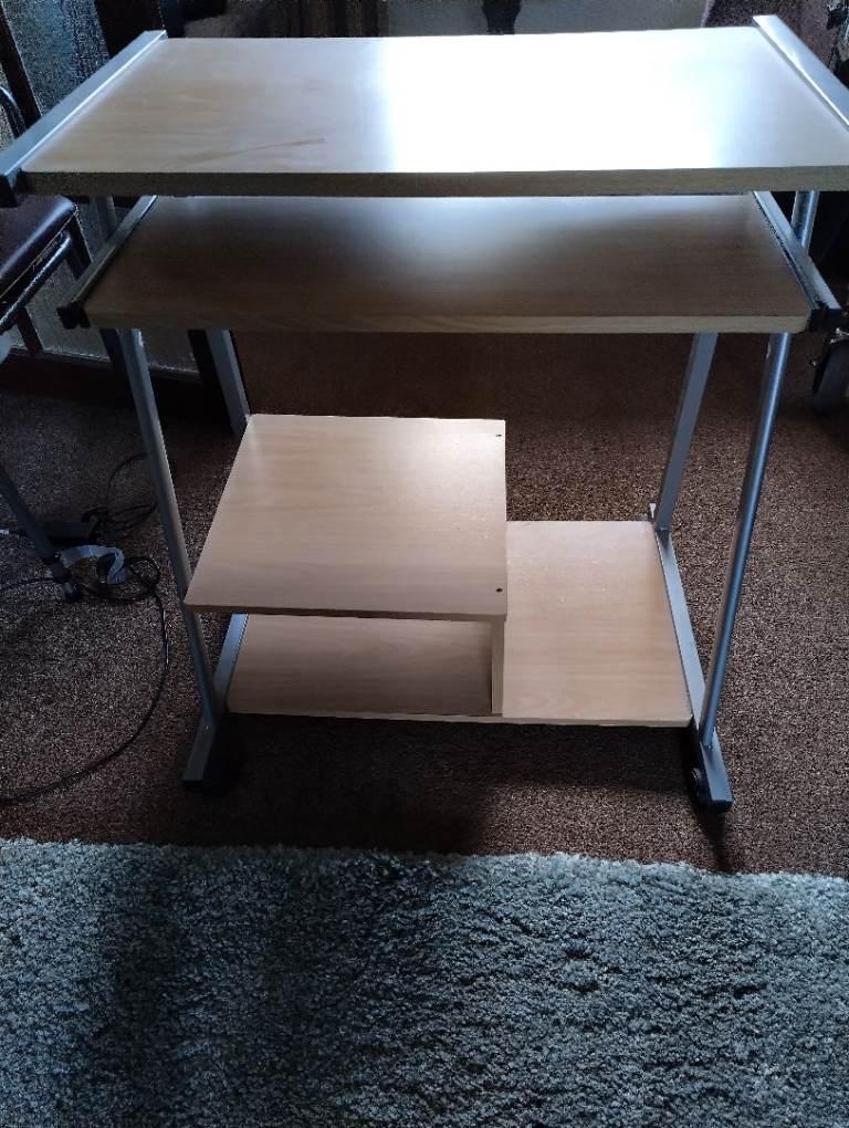 Home computer desk in good condition