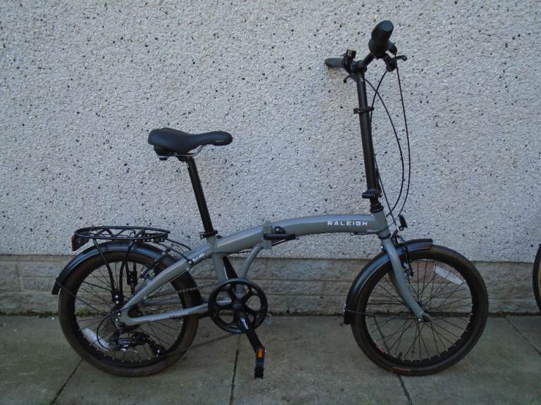 Raleigh evo two folding bike, 20 inch wheels, 7 gears, lightweight frame, excellent condition
