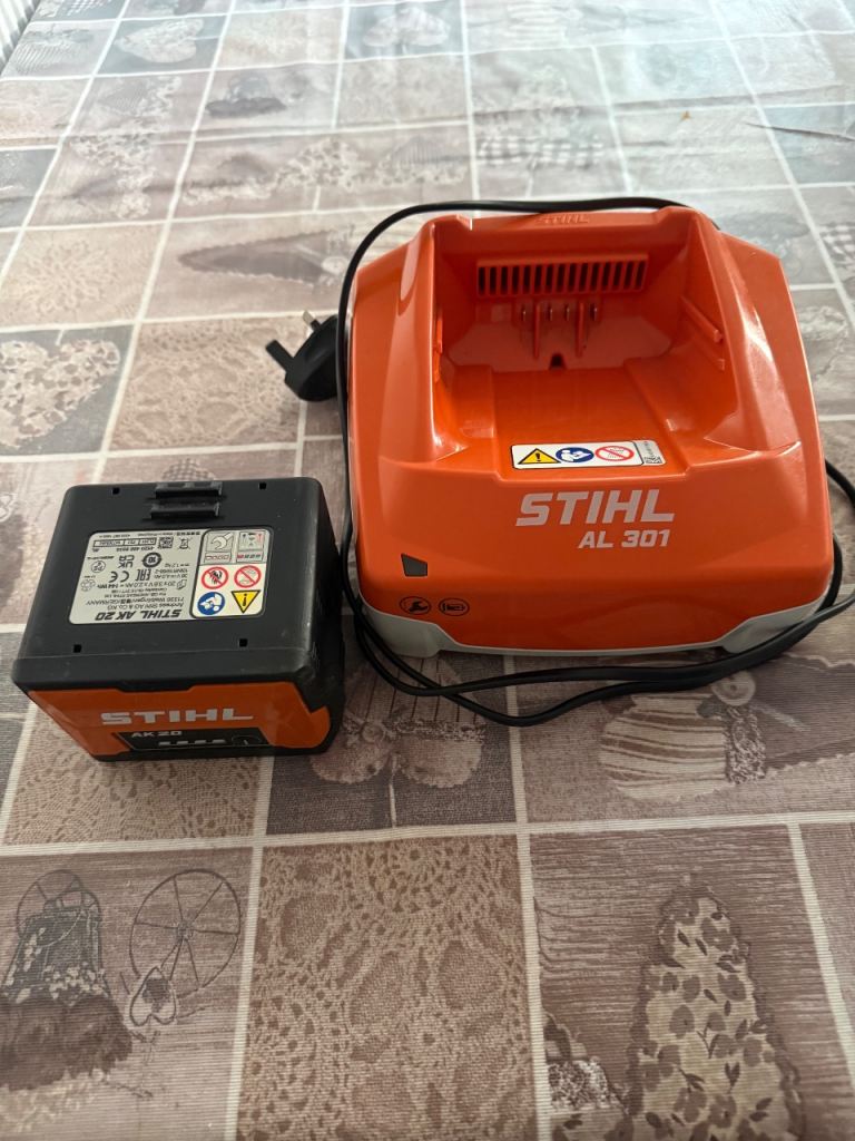 Sthil AL301 quick charger + Sthil AK20 battery 