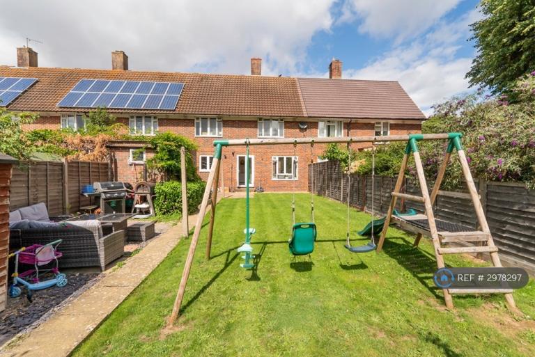3 bedroom house in Horsecroft, Banstead, SM7 (3 bed) (#2978297)