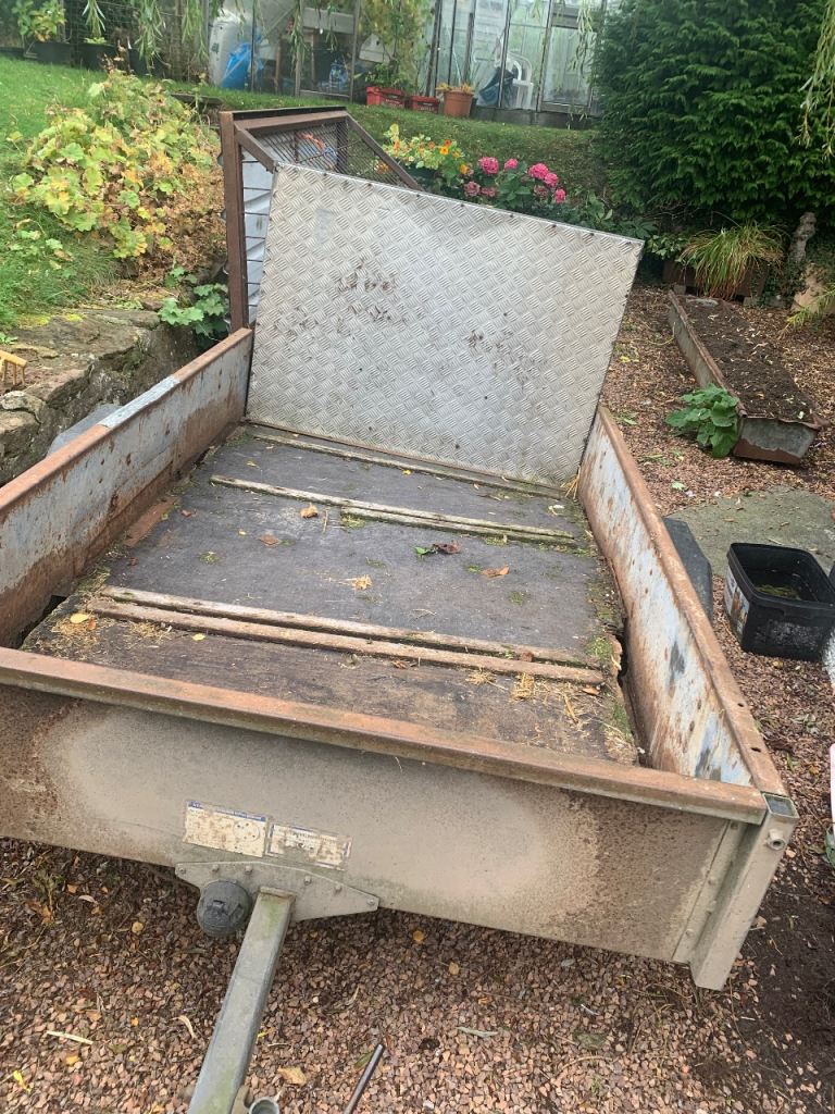 Trailer with removable lid