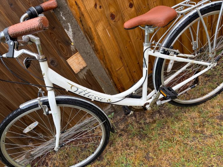 White Vitesse Ladies Hybrid Bike – Good Condition
