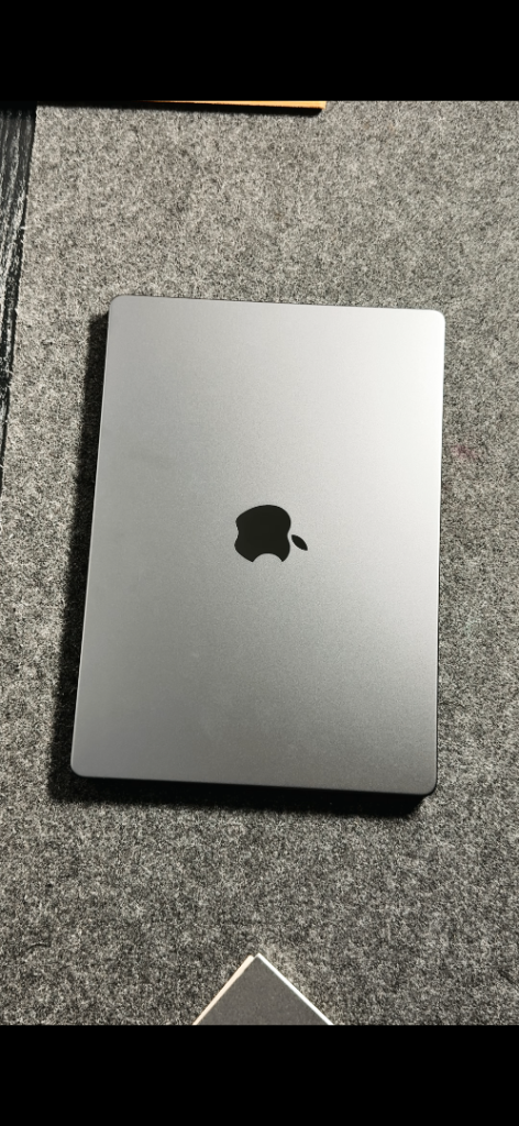 Apple MacBook Pro 14 (2025) M5 16GB RAM 512GB SSD Space Grey Excellent