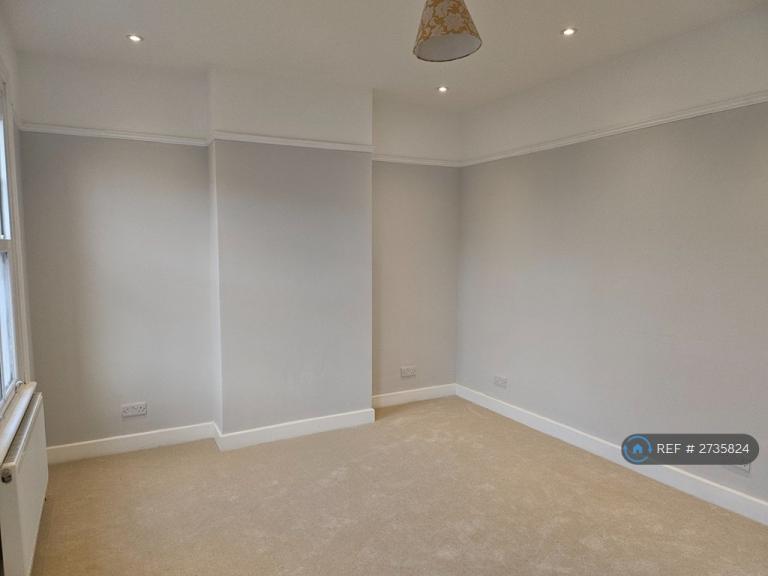2 bedroom flat in High Street, Hampton Wick, Surrey, KT1 (2 bed) (#2735824)
