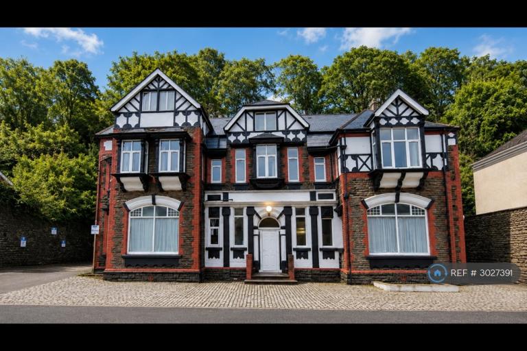 2 bedroom flat in Commercial Road, Llanhilleth, Abertillery, NP13 (2 bed) (#3027391)