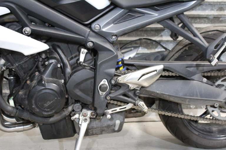 2015 15 TRIUMPH STREET TRIPLE 675 WHITE HPI CLEAR 11K NEW SHAPE TRADE SALE MOT