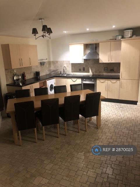 3 bedroom flat in Hamilton Court, Bristol, BS2 (3 bed) (#2870025)