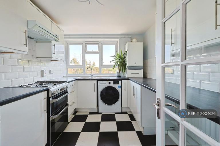 3 bedroom flat in Upper Richmond Road, London, SW15 (3 bed) (#3004626)