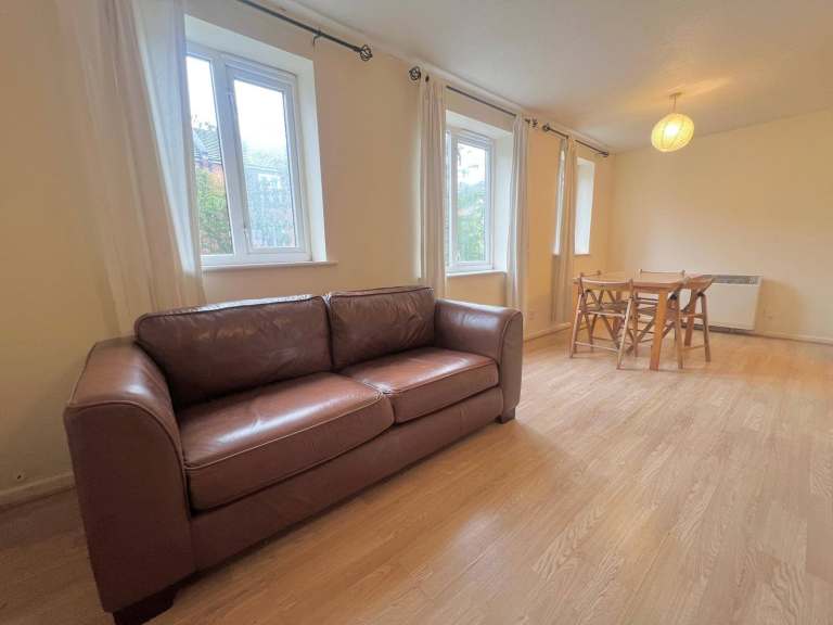 Modern 3-Bedroom Flat With Parking – Manchester