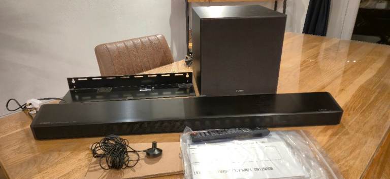 Yamaha YSP 2700 7.1ch Soundbar Wireless Subwoofer + Wall Bracket