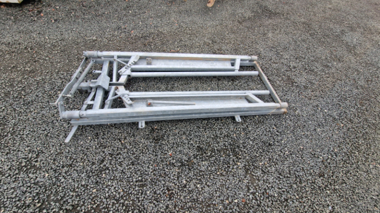 Mobile cattle self locking head yoke farm livestock tractor 