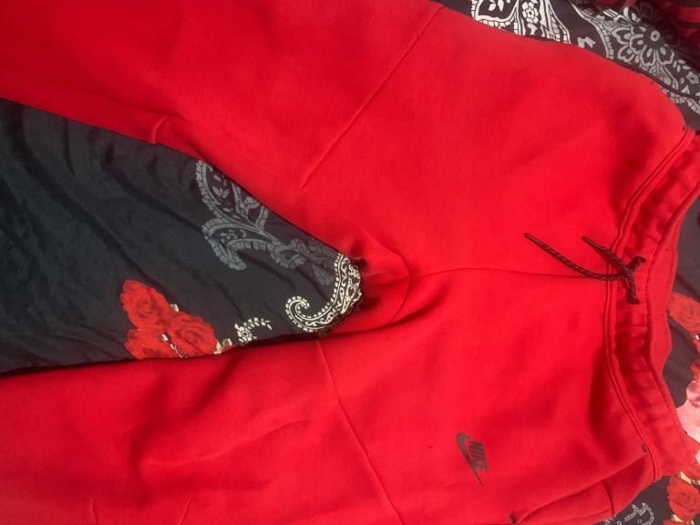 Red Nike tech kids teenager 