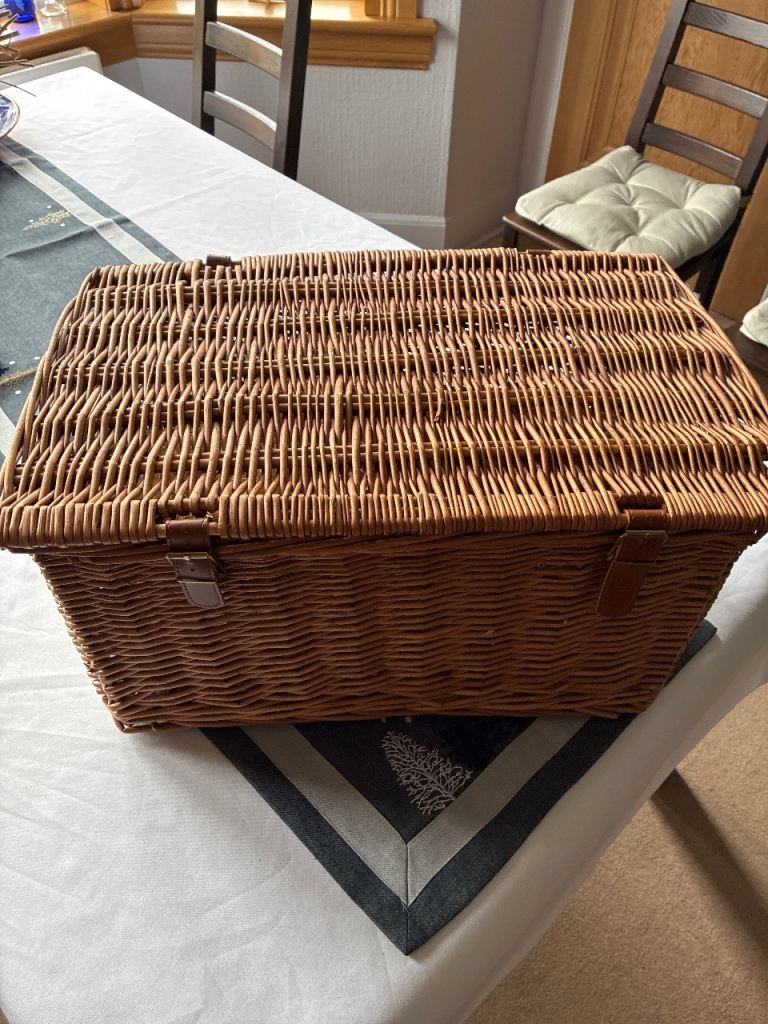 Wicker Picnic Basket – Good Condition, Brown