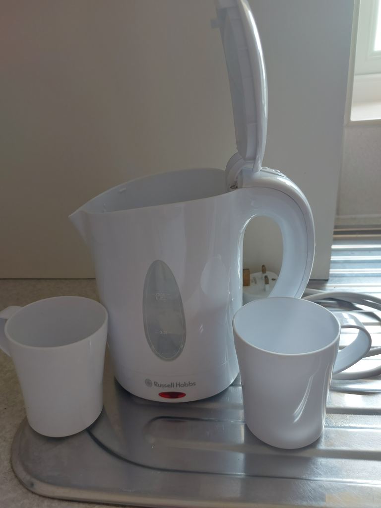 Russell Hobbs Travel Kettle with 2 Mugs – Good Condition