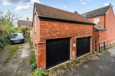 2 storey double garage to let with electric