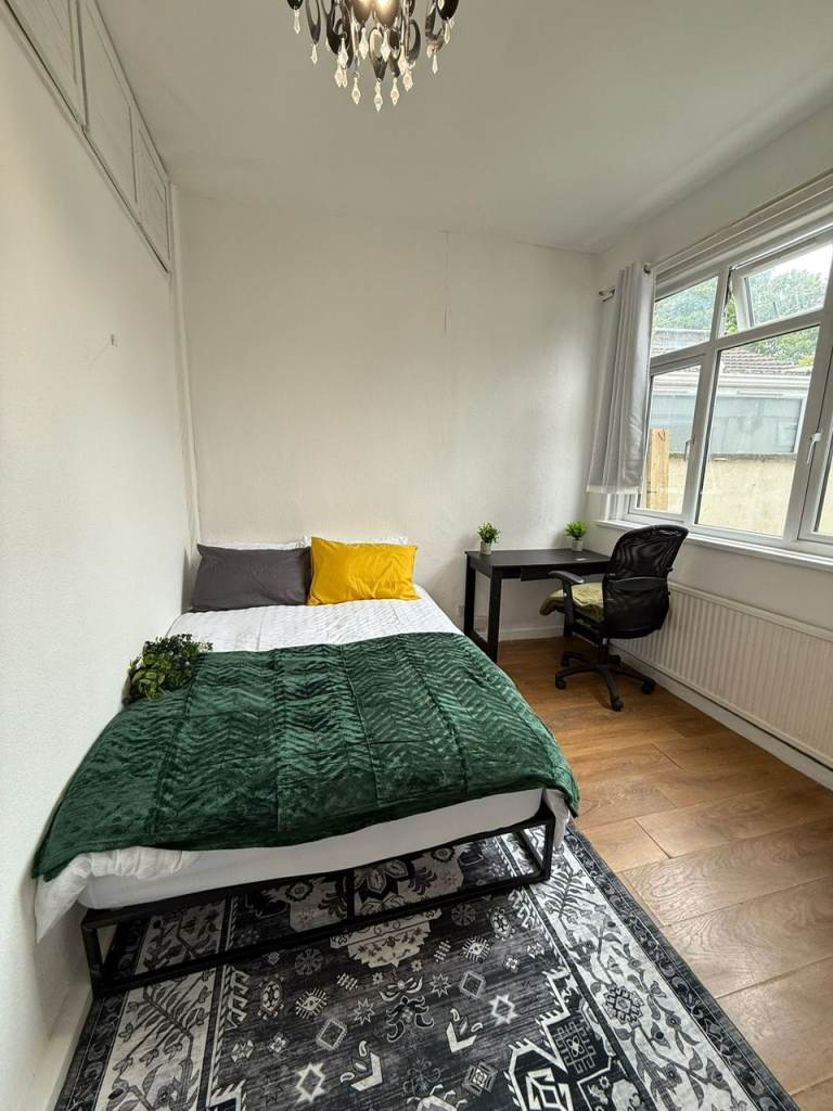 BEAUTIFUL ENSUITE DOUBLE ROOM FOR SINGLE PROFESSIONAL IN HOUNSLOW CENTRAL