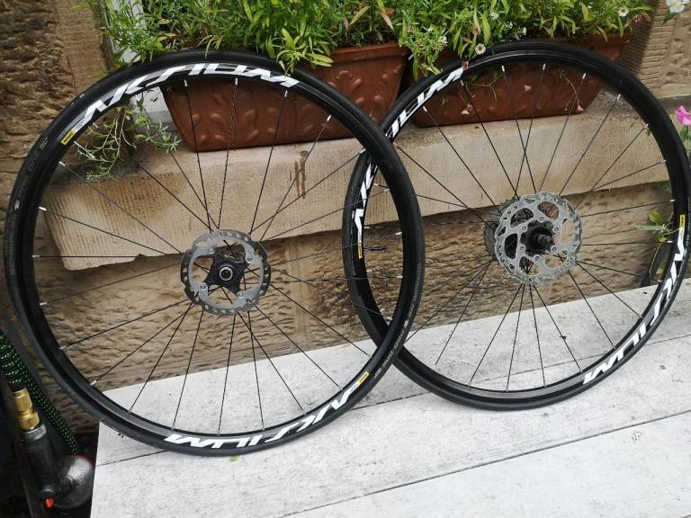 Pristine Cond Mavic Aksium  Disc Wheelset 700c   / Schwalbe pro one Tyres 25mm