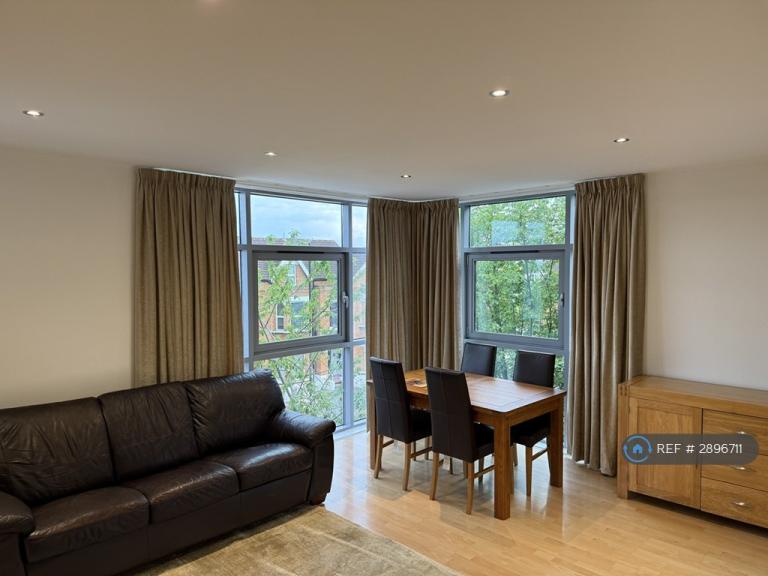 2 bedroom flat in Warwick House, London, SW19 (2 bed) (#2896711)