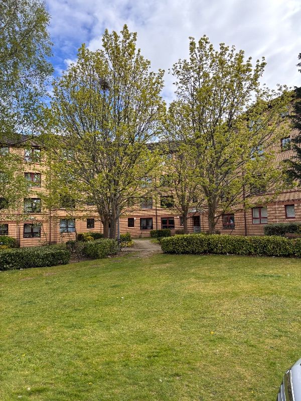 3 bedroom flat property in Grovepark Gardens available