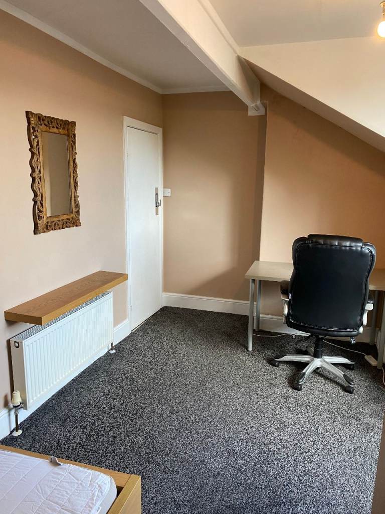 Large double room. All bills and WiFi included.