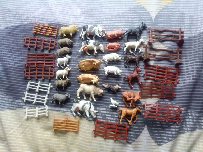 Vintage very collectable and pretty rare 25 farmyard plastic toy animals and 14 fences 