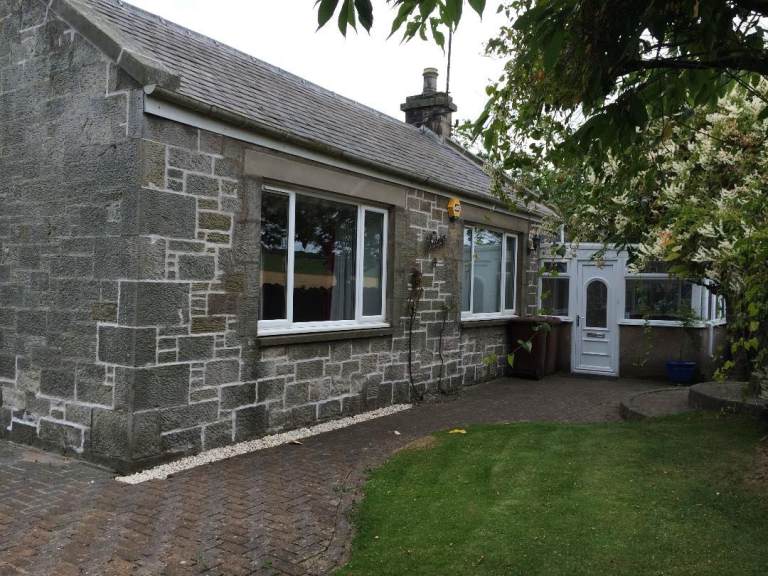 Gorgeous 3 Bedroom Cottage / House - UNFURNISHED For Rent 