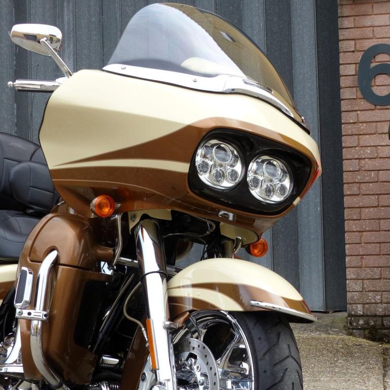 Harley Davidson FLTRUSE CVO Road Glide Ultra 1801cc – Rare collectors machine.