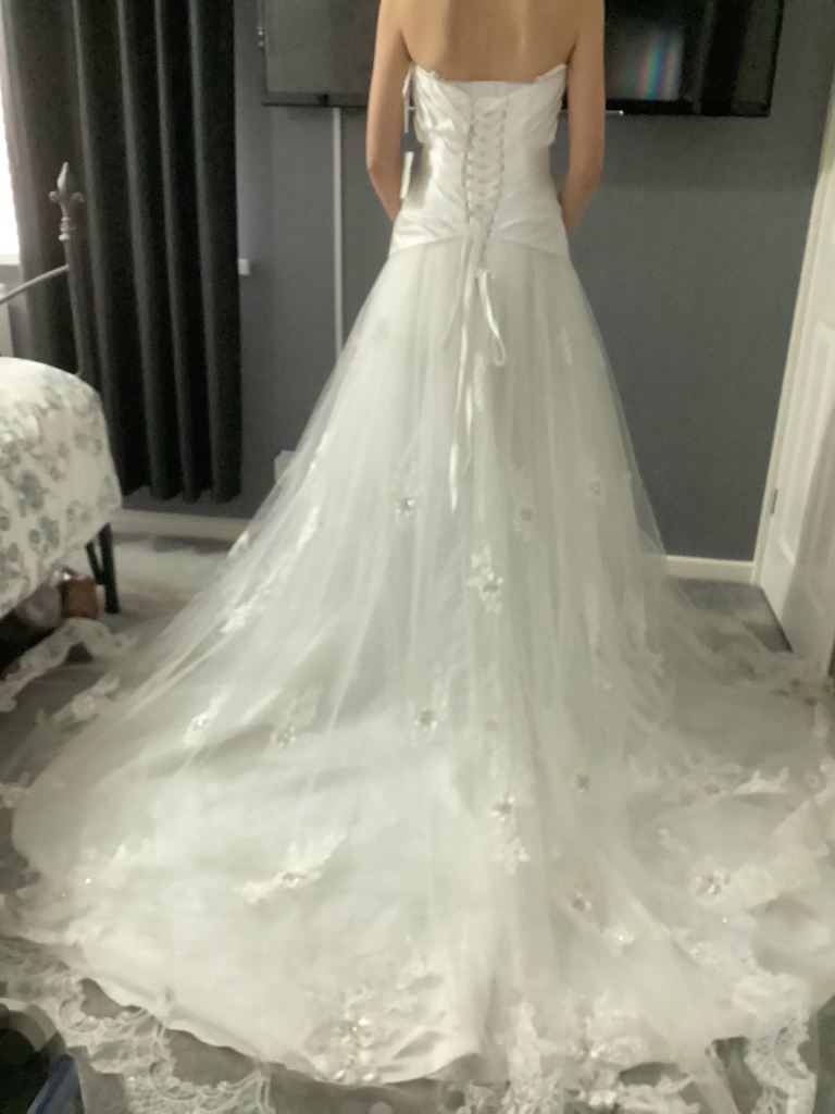 Da- Vinci wedding dress size 8/10 sample dress
