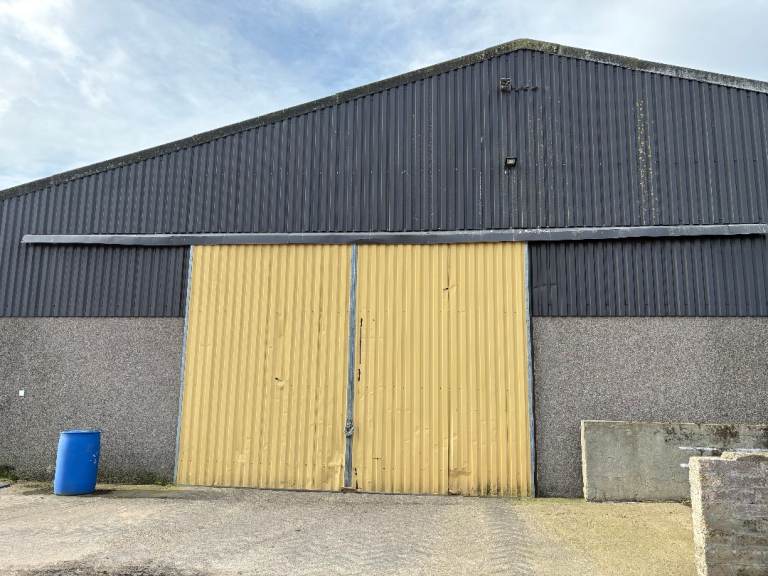 Commercial unit to rent. 6400sq.ft or 575sq.m