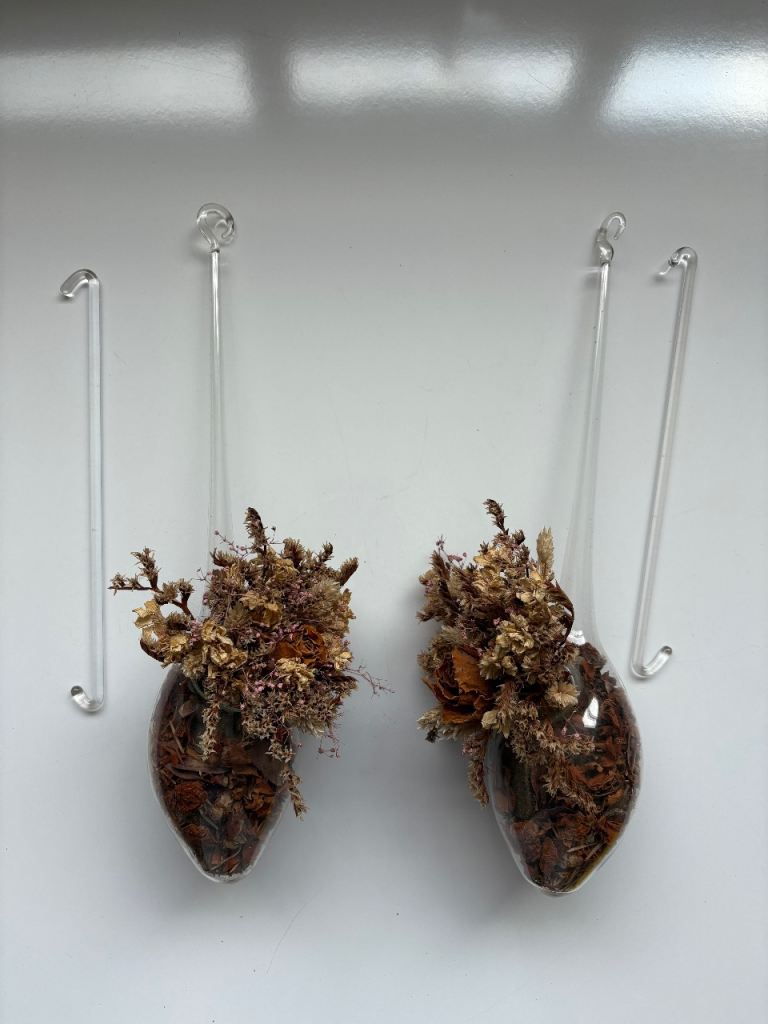2 Decorative Ornamental Dried Flowers in a Glass Ball which can be hung on the wall (2)