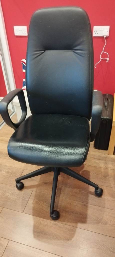 Black office chair
