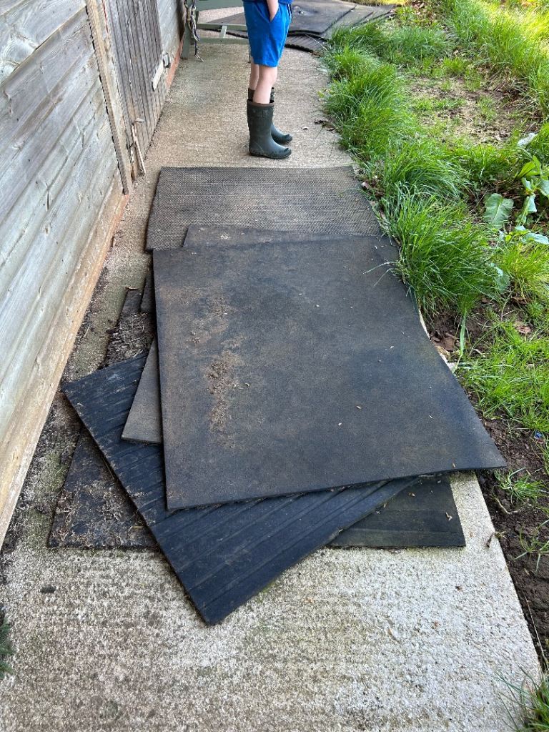Several stable rubber mats. 