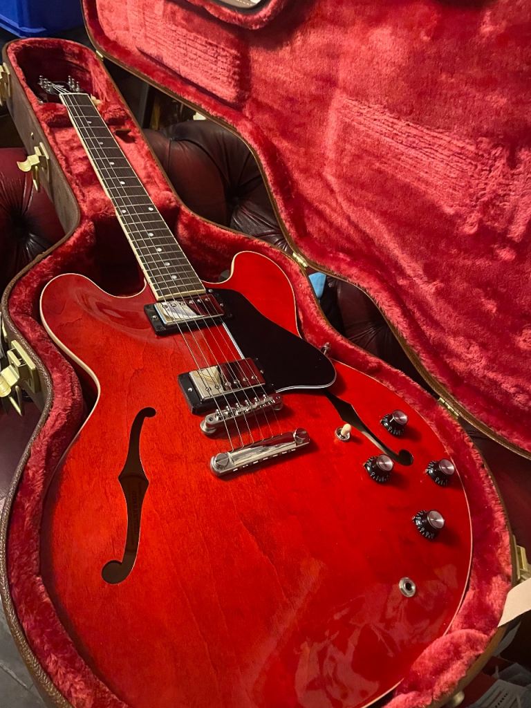 Gibson ES-335 Electric Guitar with Hard Case – Good Condition