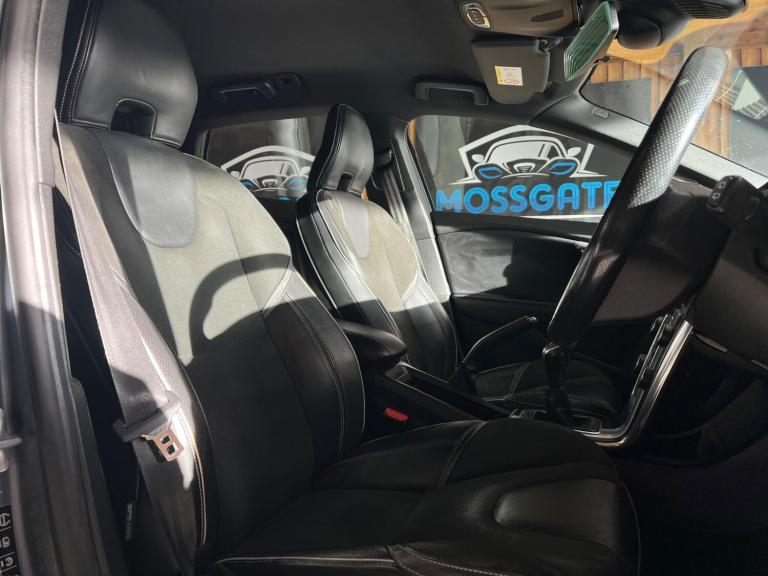 2015 Volvo V40 D2 R DESIGN 5dr HATCHBACK DIESEL Manual