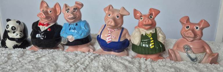 Full set of 5 Natwest Wade pigs and Natwest panda piggy banks