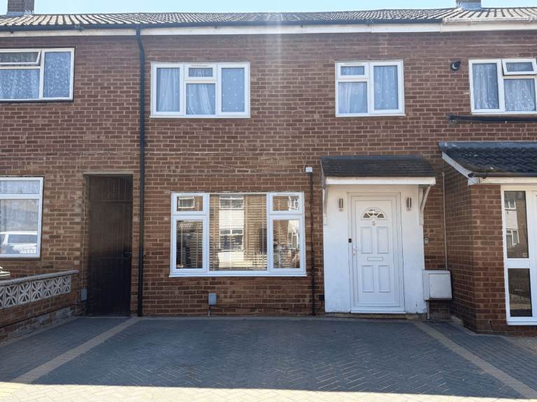 Spacious 3-Bedroom House Available For Rent in Houghton Regis, LU5!!!