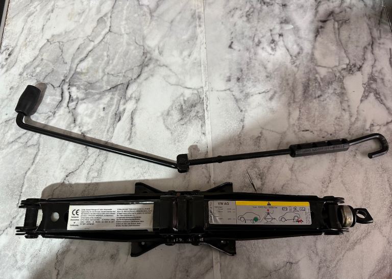 VW Passat B8 Original Car Jack & Winding Handle