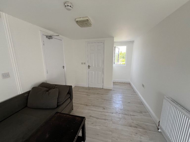 1 bed flat hounslow near high st , close to shops and bus routes ideal for couple and singles 