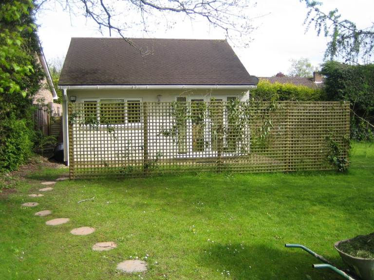 Delightful, fully furnished, detached studio in beautiful location.