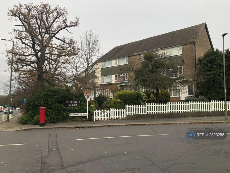 2 bedroom flat in Great North Road, New Barnet, Barnet, EN5 (2 bed) (#2823288)