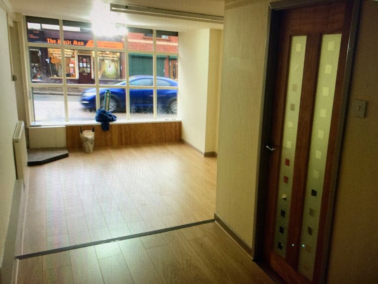 TO LET shop Hyde Manchester SK14 1HG