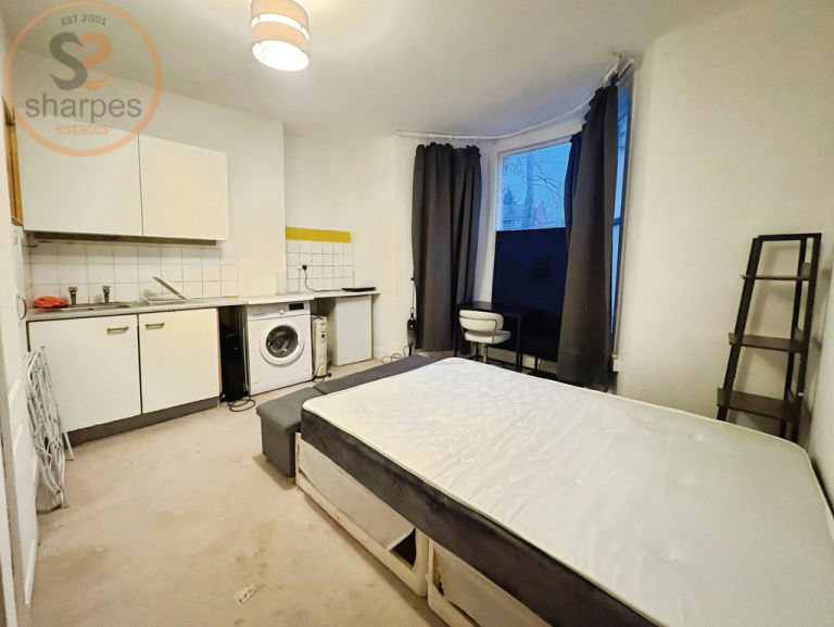 Studio flat in Ground floor Studio 116 Robinson Road, London