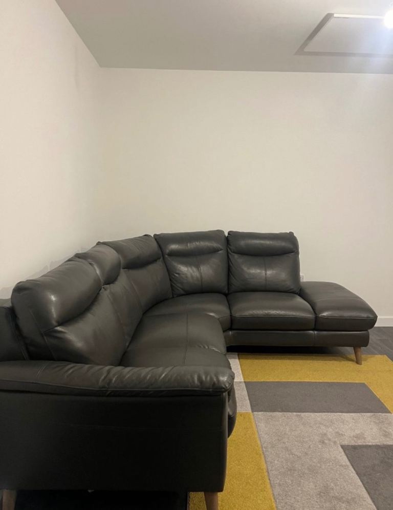 Black Leather Sofa that will look great in any living room