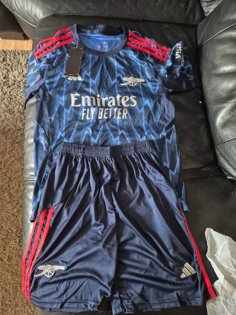 Kids 12-13 arsenal away top and shorts 