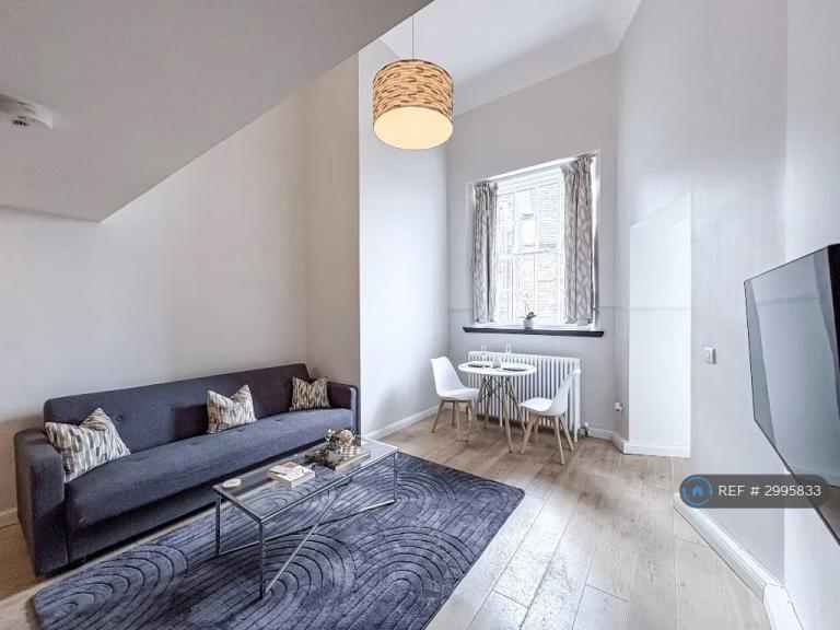 1 bedroom flat in Mcdonald Road, Edinburgh, EH7 (1 bed) (#2995833)